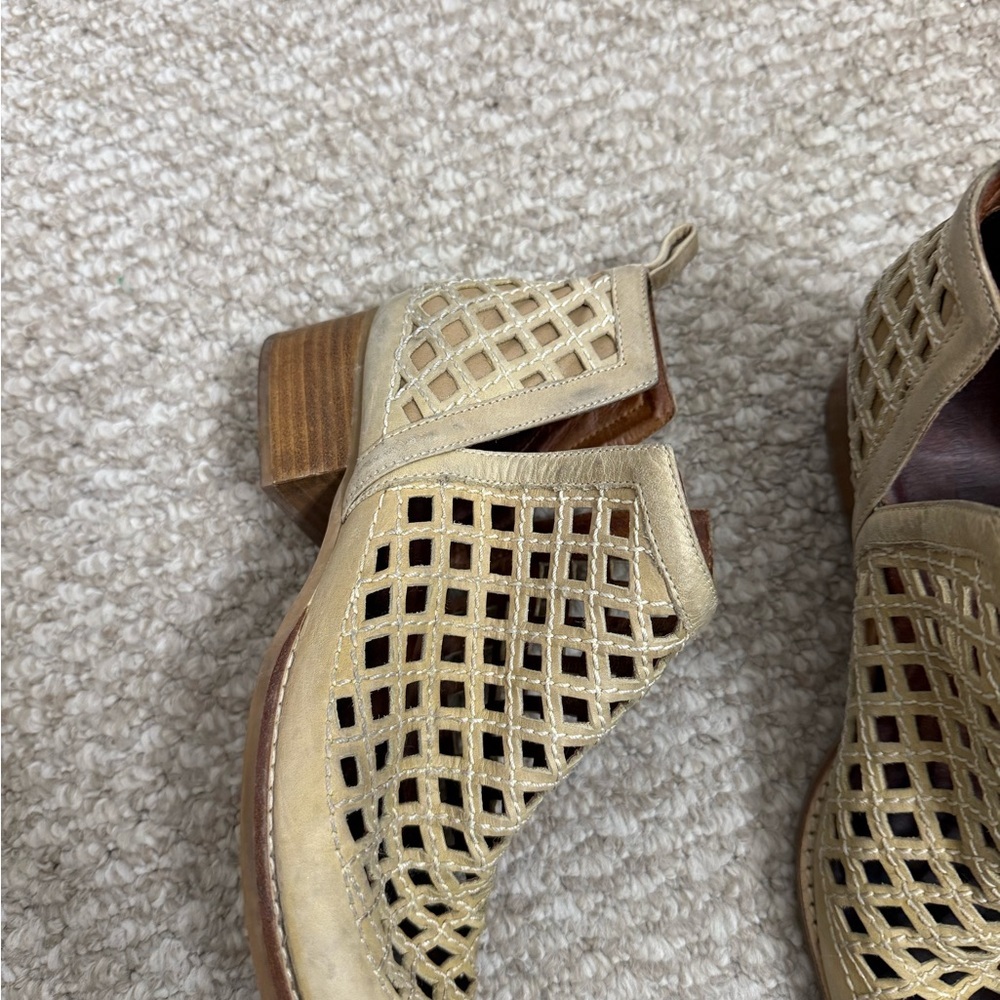 Jeffrey Campbell Taggart Taupe Cut Out Pointed Toe Western Booties size 8 - Picture 3 of 10